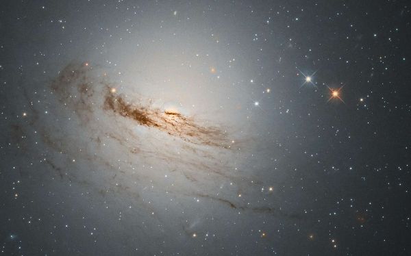 Une photo d'une beauté à couper le souffle d'une galaxie lenticulaire prise par Hubble