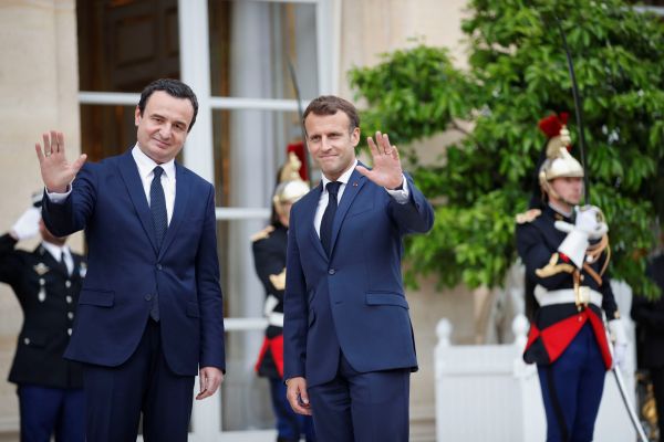 Macron ouvre la porte à une adhésion du Kosovo à l'UE, vives critiques à droite