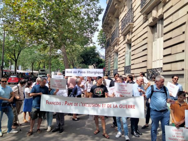 Paris : en direct de la manifestation contre le motu proprio Traditionis Custodes