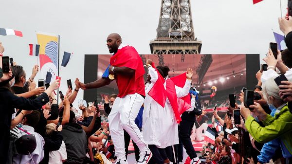 «Ils ont été magnifiques» : le Trocadéro en fête pour accueillir les héros français de Tokyo