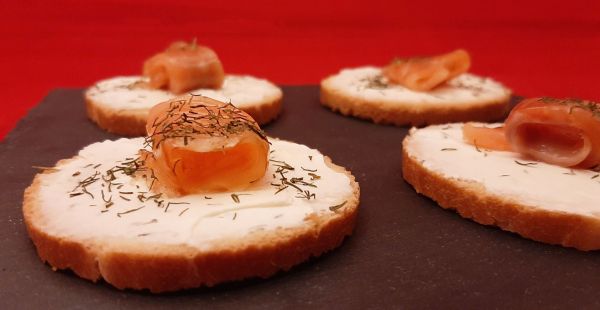 Toast saumon fromage frais (Boursin, St Môret, Kiri). Recette pour l'apéro