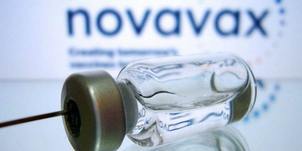 Vaccin Novavax : priorité à l'outre-mer, annonce Emmanuel Macron