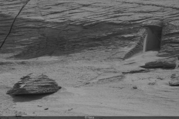 Espace : une mystérieuse porte découverte sur la planète Mars