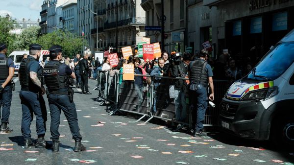 Des manifestants écologistes tentent de bloquer l'assemblée générale de TotalEnergies, la stratégie climat du groupe validée