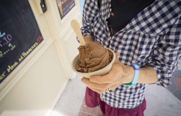 Var : Un restaurateur met des glaces pour chien à sa carte