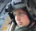 Un militaire sort sa tête d'un hélicoptère volant à 200 km/h