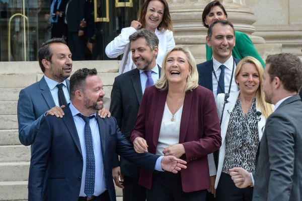 Marine Le Pen voulait que le RN siège à la gauche de LR, l'Assemblée dit niet