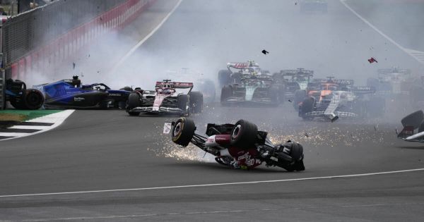 Formule 1. GP de Grande-Bretagne : la course interrompue dès le 1er tour après un énorme crash