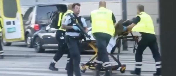 URGENT - Plusieurs personnes  touchées par des tirs dans un grand centre commercial à Copenhague au Danemark - D'importants renforts de police ont été dépêchés sur place VIDEO