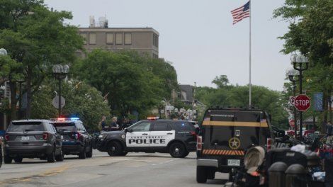 USA: vaste traque pour arrêter un tireur qui a fait 6 morts lors d'un défilé du 4-Juillet
