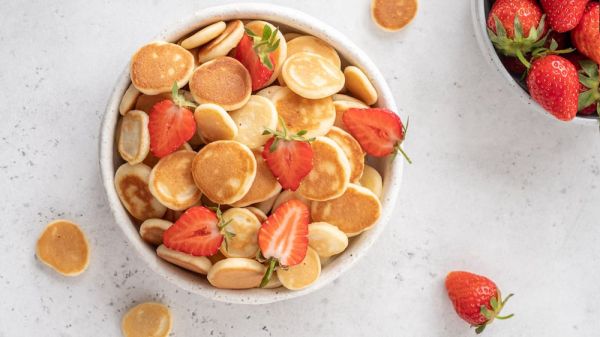 Les mini-pancakes aux fraises vont faire rougir de gourmandise vos papilles !