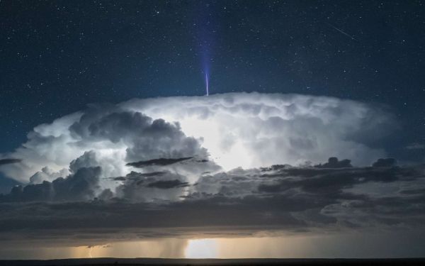 Rare et sublime photo d'un jet bleu au-dessus d'un orage !