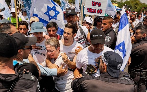 Altercation entre les Goldin et la police qui a tenté de freiner la marche vers Gaza