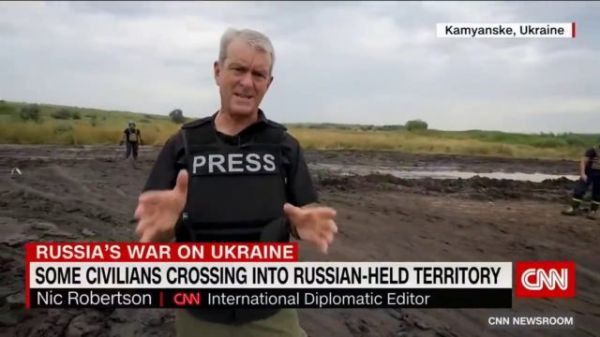 Ukraine️￼: CNN publie un reportage montrant des centaines de familles Ukrainiennes fuir le régime de #Kiev vers les territoires contrôlés par la #Russie