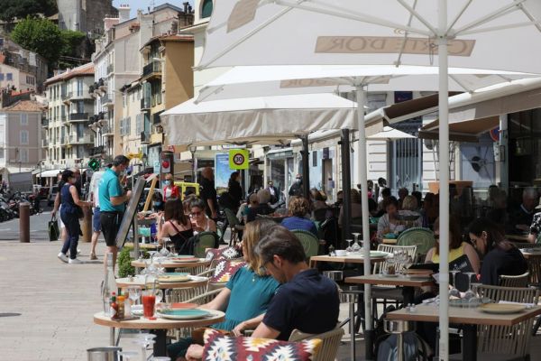 Des bars contraints de fermer leurs terrasses pendant 7 jours à Cannes pour cause de tapage nocturne