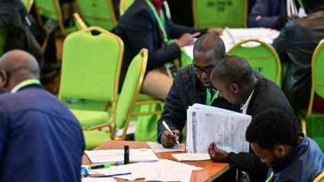 Kenya: Odinga légèrement en tête de la présidentielle, selon des résultats partiels