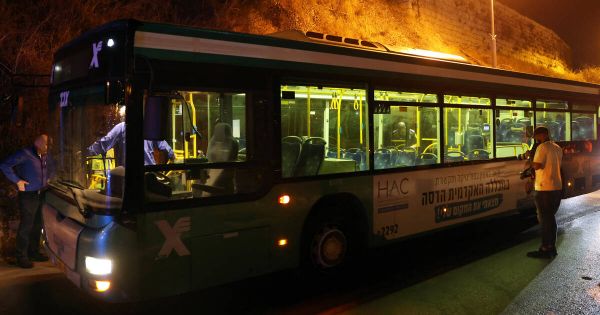 Attaque contre un bus à Jérusalem: huit blessés, un suspect arrêté