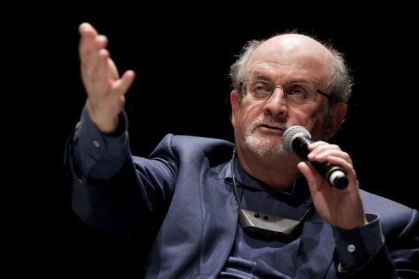 Salman Rushdie n'est plus sous respirateur artificiel et a recommencé à parler