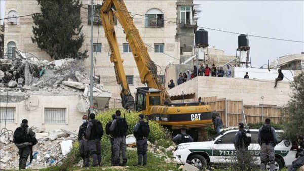 L'armée israélienne force un Palestinien à démolir lui-même sa maison