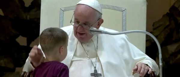 Vatican - En pleine audience, un jeune enfant trouve le courage de traverser la scène pour aller voir le Pape François, visiblement ravi par cette intrusion surprise - Regardez
