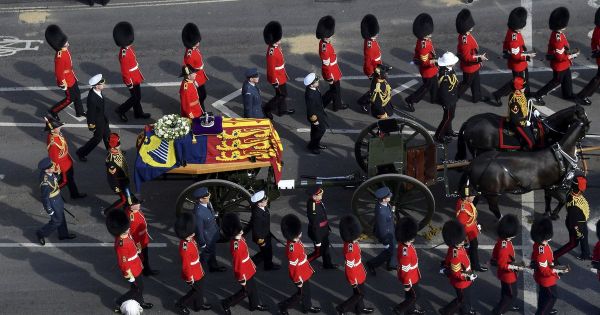 Le cercueil d'Elizabeth II a quitté le palais de Buckingham pour Westminster