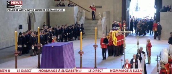 Mort d'Elizabeth II: Regardez le moment bouleversant de l'entrée du cercueil de la reine à Westminster Hall, suivi par la famille royale, avec la musique funèbre qui raisonne, et les gardes [...]