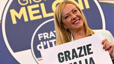 "Dérive dans toute l'Europe", "avertissement"... : la classe politique française réagit après la victoire de l'extrême droite en Italie