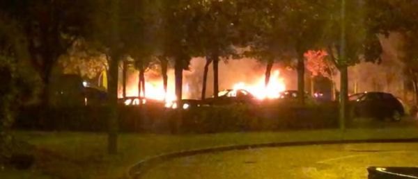 Des policiers ont été visés par des tirs de mortiers d'artifice cette nuit à Alençon - Une vingtaine de véhicules ont été brûlés - VIDEO