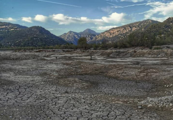 "Il ne reste plus rien": les images hallucinantes du lac du Broc quasiment à sec