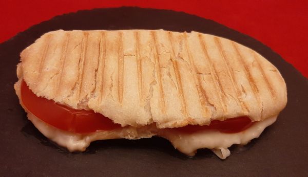 Panini tomate mozza. Bonne idée de recette de sandwich chaud.