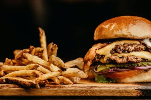 Fast-food : le hamburger « bò kay », enfin roi chez lui ?