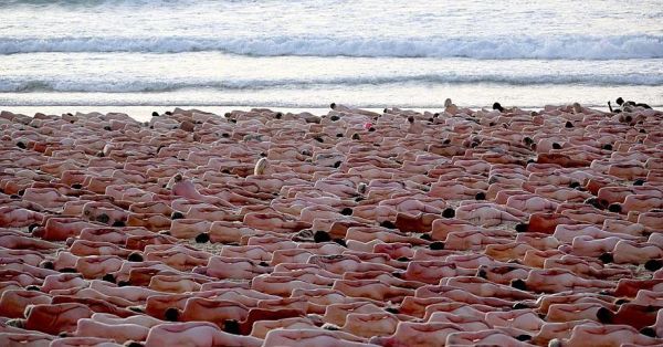 Australie. 2 500 personnes posent nues contre le cancer de la peau