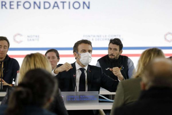 Les préservatifs seront gratuits pour les 18-25 ans en pharmacie à partir du 1er janvier, annonce Emmanuel Macron