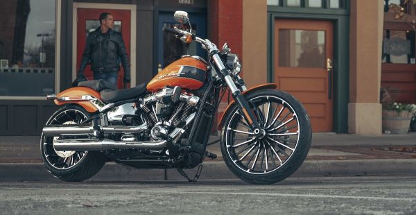 Nouveau – La Harley-Davidson FXBR Breakout adopte le moteur 117 et retrouve un « gros » réservoir