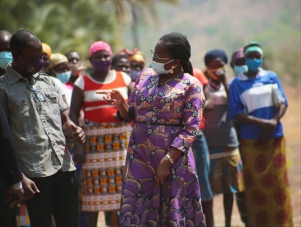 Tchamba : Mme Victoire Tomégah-Dogbé noue des liens avec la population à la base (Autre presse)
