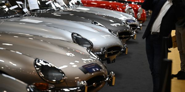 Rétromobile : le salon des voitures de collection attire les passionnés… et les investisseurs