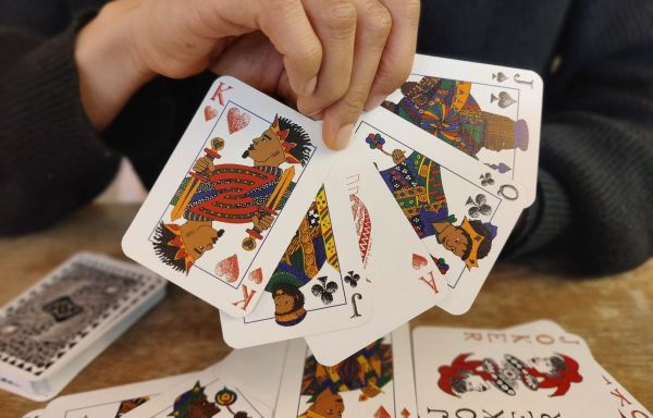 Afrö, le jeu de 54 cartes avec des personnages de couleur