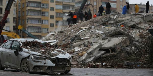 Séisme en Turquie : le bilan s'alourdit à 3.381 morts