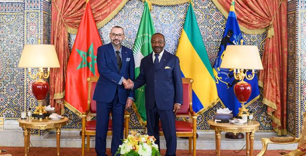 SM le Roi s’entretient avec le Président Ali Bongo Ondimba et remet un don de fertilisants au profit d’agriculteurs gabonais
