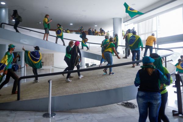 Comme une attaque contre le Congrès.  Les partisans de l’ancien président brésilien ont pris d’assaut le Parlement