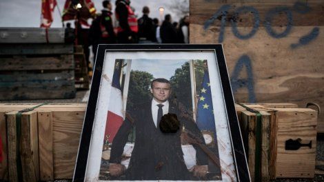Macron conteste la "légitimité" de "la foule", avant de s'adresser aux Français