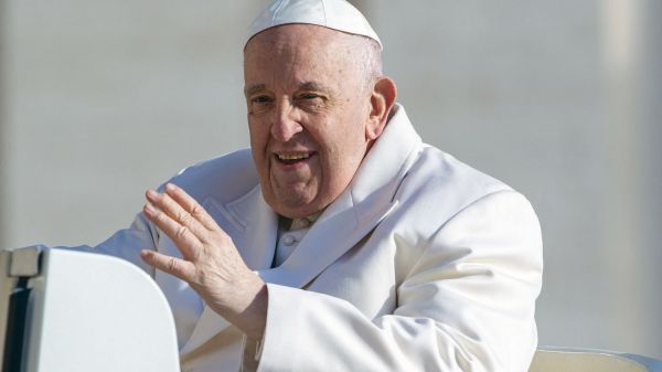Hospitalisation du pape François : le souverain pontife va mieux et "a repris le travail", annonce le Vatican