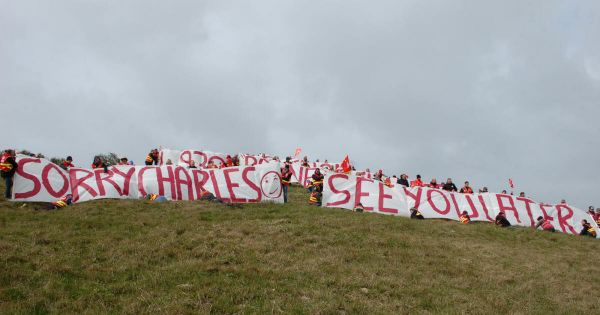 Insolite. « Sorry Charles, see you later » : la banderole des syndicalistes face aux côtes anglaises