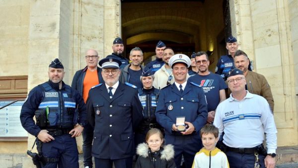 Ce policier municipal avait sauvé une dame de la noyade, la Ville de Narbonne rend hommage à Christophe Laso