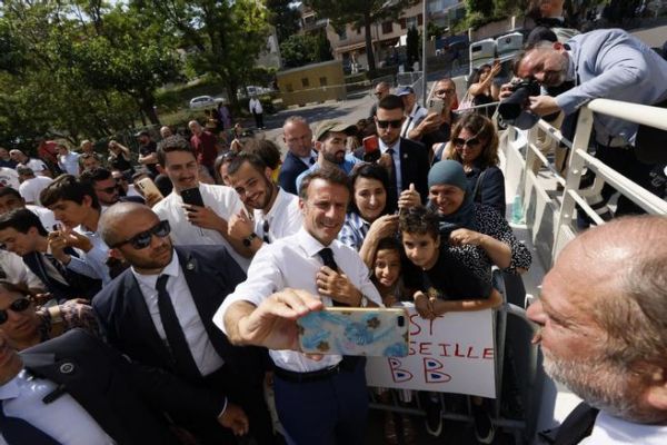 "Je suis sûr qu'il y a 10 offres" : interpellé par la mère d'un chômeur, Macron l'invite à faire "le tour du Vieux port"