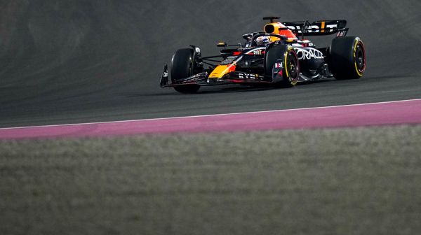 Changements de pneus aux 18 tours; Sainz absent du départ