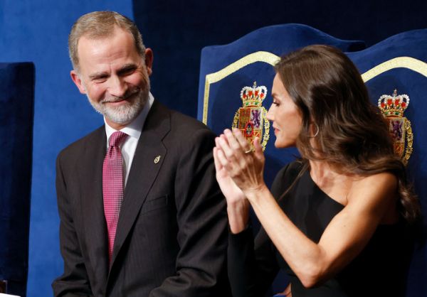 Letizia et Felipe d'Espagne : le couple royal recrée le cliché de sa première rencontre 20 ans plus tard