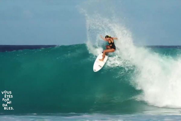 Championne de surf et protectrice des océans : la force tranquille de Maud Le Car
