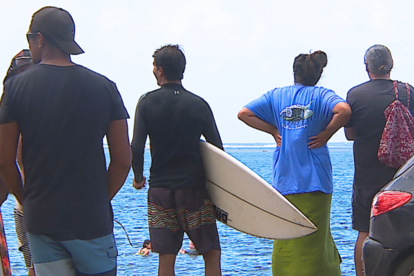 Moetai Brotherson à Teahupoo pour nager avec les surfeurs