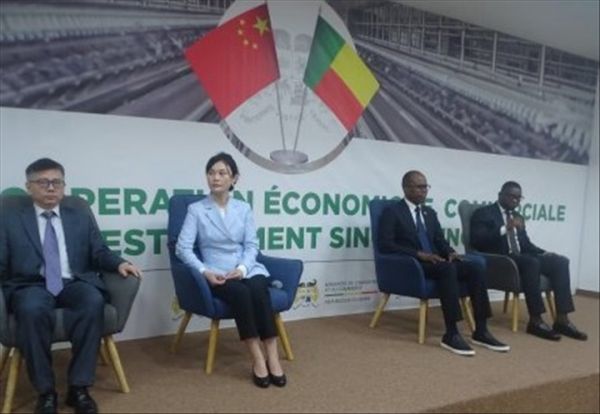 Hommes daffaires chinois et entrepreneurs béninois discutent de partenariats (24 heures au Bénin)